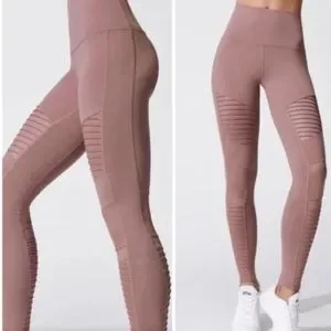 【新品未使用タグ付き‼️】alo yoga pink XSサイズ $_12.JPG?set_id=880000500F